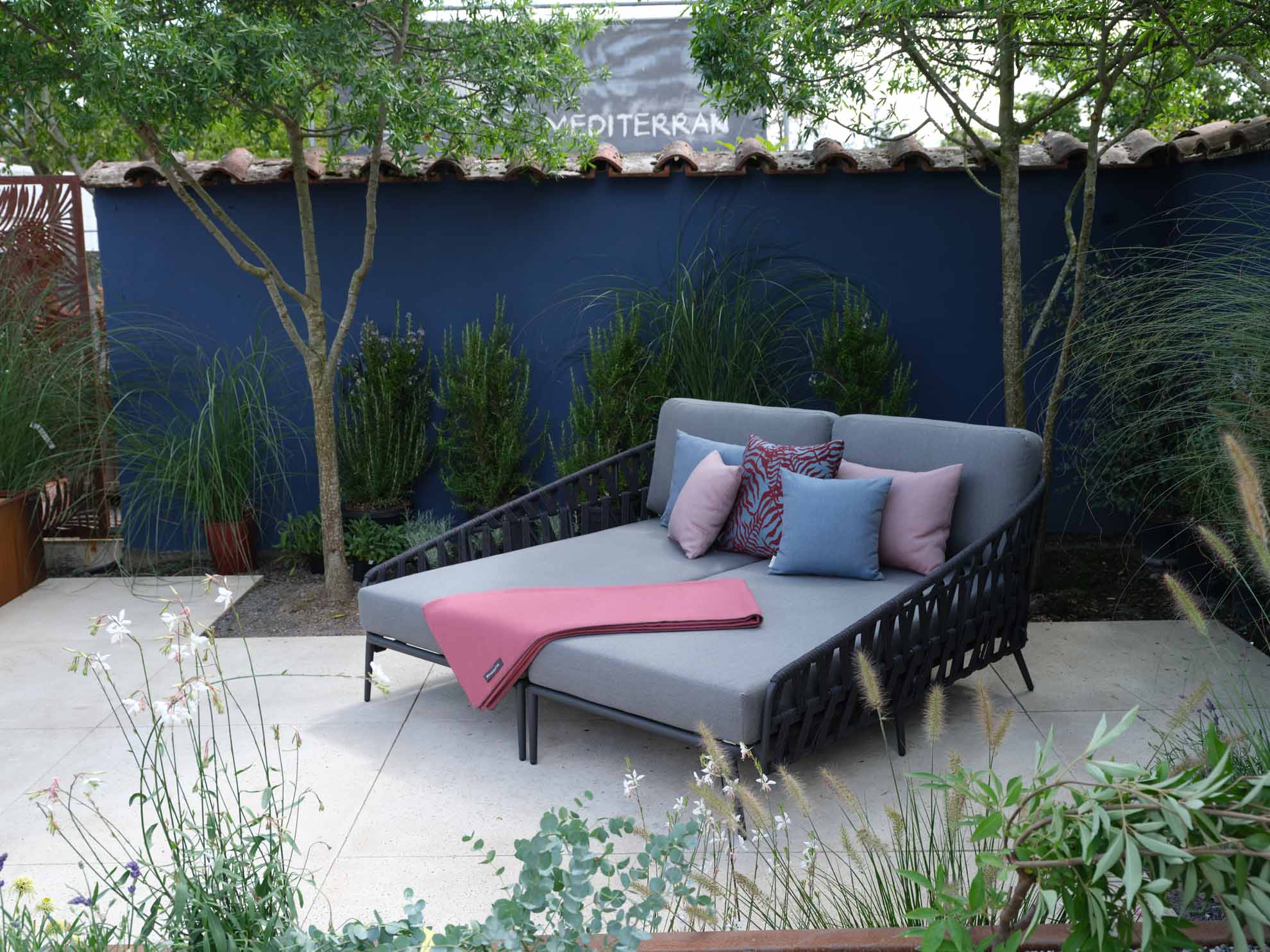 palm-daybed-grau-jati-kebon-mood-5-web-1980-tny.jpg