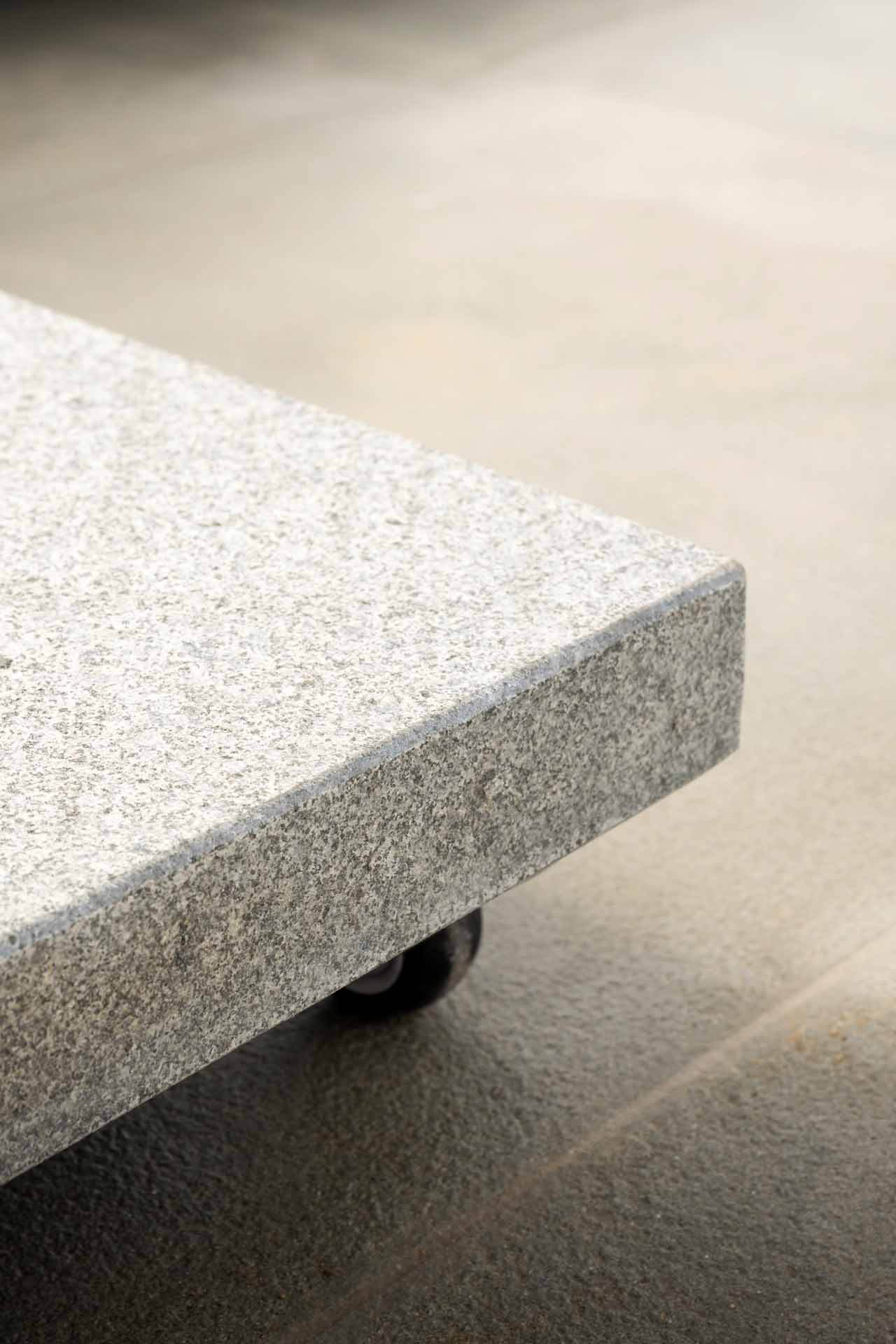 rollensockel-125kg-azore-antego-granit-grau-jardinico-mood-1.jpg