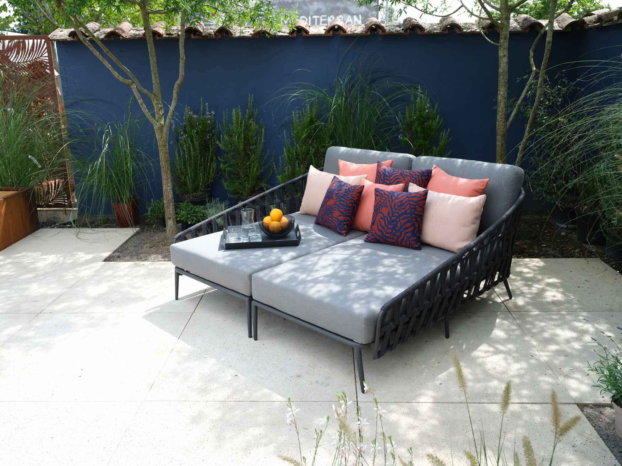 palm-daybed-grau-jati-kebon-mood-7-web-1980-tny.jpg