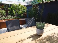 Vorschau: salerno-tisch-beja-stapelsessel-grau-jati-kebon-mood-1-web-1980-tny.jpg Vorschau: salerno-tisch-beja-stapelsessel-grau-jati-kebon-mood-1-web-1980-tny.jpg