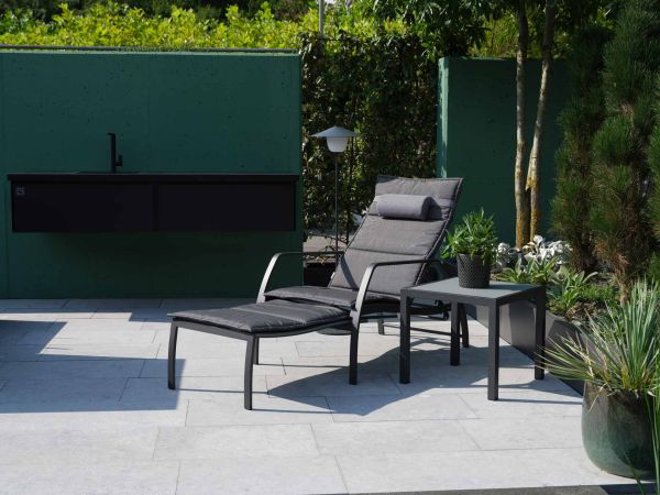 vedia-deckchair-nova-beistelltisch-ani-lamp-grau-jati-kebon-mood-9-web-1980-tny.jpg